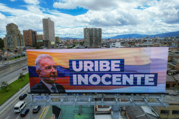 Une affiche géante montre une photo de l'ancien président colombien Alvaro Uribe et clame "Uribe Innocent", dans une rue de Bogota le 27 juillet 2025 ( AFP / Luis ACOSTA )