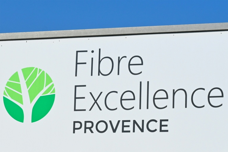 Le logo de l'usine Fibre Excellence de Tarascon dans les Bouches-du-Rhône, le 29 juillet 2026 ( AFP / Sylvain THOMAS )