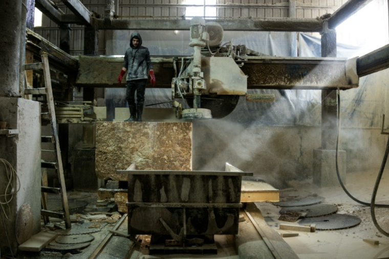 Découpe de blocs de pierre, dans une carrière à Bayt Fajar, en Cisjordanie occupée, le 10 novembre 2025 ( AFP / JOHN WESSELS )
