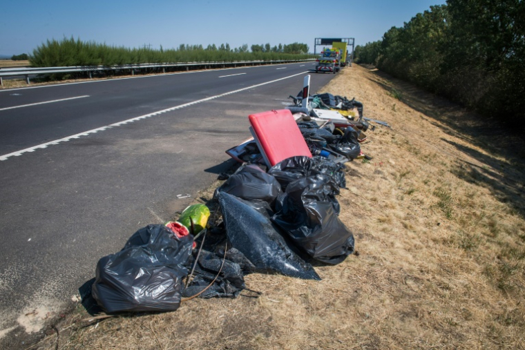 Images des débris sur les lieux d'un accident de bus polonais en Hongrie, qui a fait 12 morts et au moins 10 blessés graves, le 16 août 2026 près de Mezokeresztes, à environ 150 km à l'est de Budapest ( AFP / FERENC ISZA )