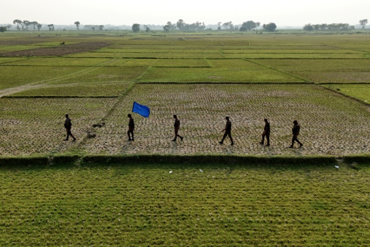 Cette photographie aérienne prise le 3 juin 2026 montre des agents de la Garde des frontières du Bangladesh (BGB) en patrouille près du poste-frontière de Benapole-Petrapole, situé à Benapole, entre le Bangladesh et l'Inde.  ( AFP / Munir UZ ZAMAN )