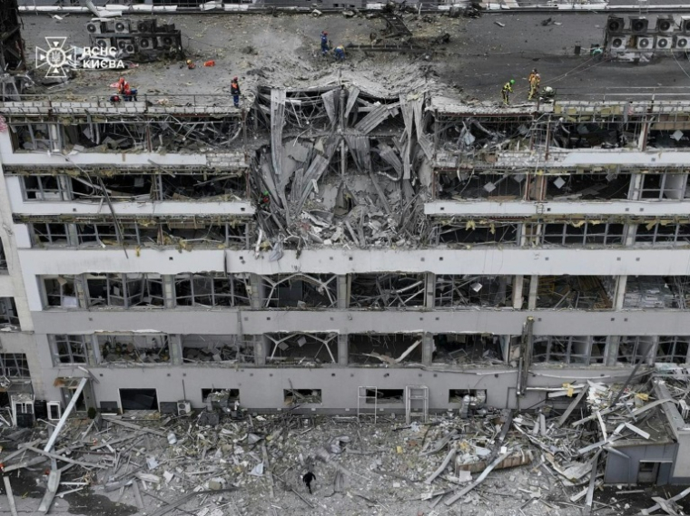 Photo prise par le Service d'urgence ukrainien, diffusée le 6 avril 2025, montrant des sauveteurs ukrainiens sur le toit d'un immeuble endommagé par une frappe de missile russe à Kiev ( Service d'urgence ukrainien / Handout )
