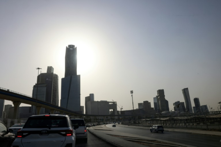 Des automobilistes roulent le long d'une route du quartier financier du roi Abdallah à Ryad, le 14 août 2025 ( AFP / Fayez Nureldine )