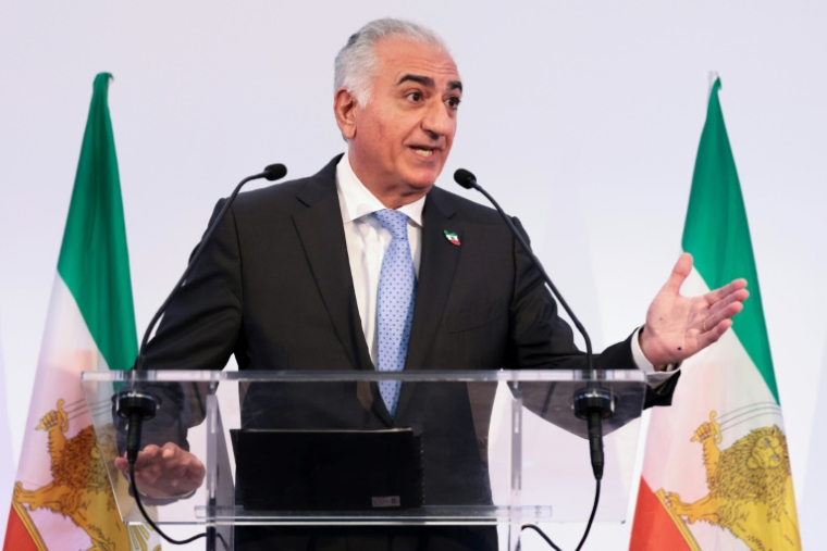 Reza Pahlavi, fils de l'ancien chah et une des figures de l'opposition en exil, lors d'une conférence de presse à Paris, le 23 juin 2025 ( AFP / JOEL SAGET )