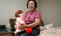 Bang Chun-ja, une Sud-Coréenne de 78 ans vivant seule, tient sa poupée IA Hyodol, le 29 avril 2026 à Yongin, en Corée du Sud ( AFP / Jung Yeon-je )