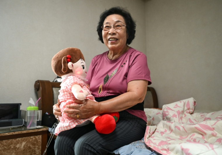 Bang Chun-ja, une Sud-Coréenne de 78 ans vivant seule, tient sa poupée IA Hyodol, le 29 avril 2026 à Yongin, en Corée du Sud ( AFP / Jung Yeon-je )