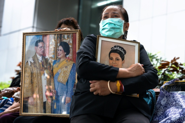 Des Thaïlandaises tiennent un portrait de la reine Sirikit le 25 octobre 2025 devant l'hôpital Chulalongkorn de Bangkok où elle est décédée. ( AFP / Chanakarn Laosarakham )