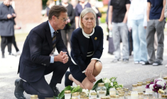Le Premier ministre suédois Ulf Kristersson (G) et la cheffe du Parti social-démocrate Magdalena Andersson devant le lycée où une attaque à l'épée a coûté la vie à une élève de 17 ans, le 22 août 2026 à Fagersta, dans le centre de la Suède ( TT NEWS AGENCY / Magnus LEJHALL )