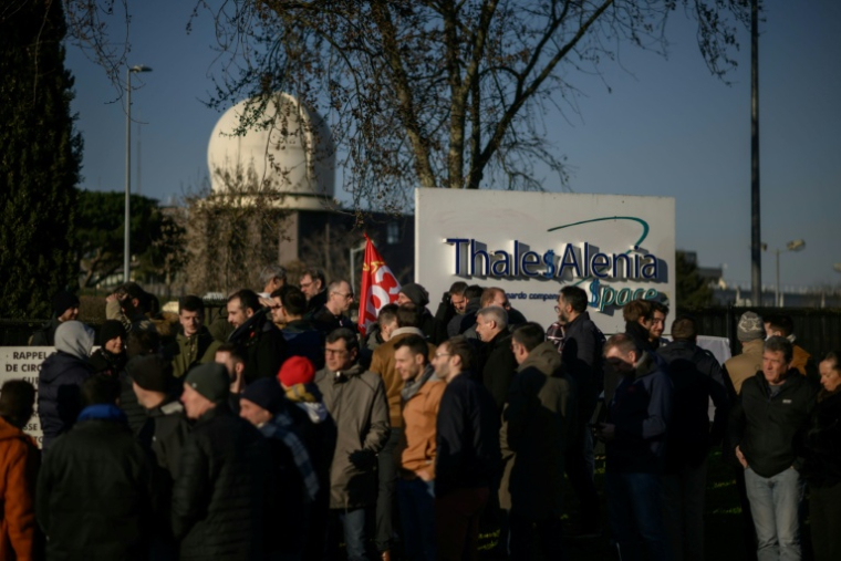 Les membres de l'intersyndicale Thales Alenia Space (TAS) manifestent devant le campus de l'entreprise après des négociations salariales annuelles difficiles, le 6 février 2025 à Toulouse ( AFP / Ed JONES )