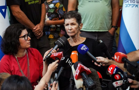 Yocheved Lifshitz, otage israélienne de 85 ans détenue par le Hamas et libérée lundi soir s'adresse aux journalistes à l'hôpital Ichilov à Tel Aviv