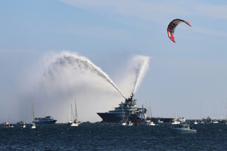 Le remorqueur de secours "Abeille Bretagne" rend hommage à Charlie Dalin, mardi au large de Concarneau. ( AFP / FRED TANNEAU )