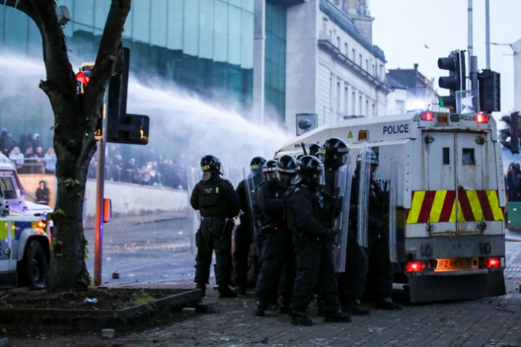 La police utilise un canon à eau lors d'une manifestation à Ballymena, en Irlande du Nord, le 10 juin 2025 ( AFP / PAUL FAITH )