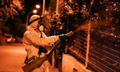 Un agent participe à une opération de lutte contre les moustiques ordonnée par l'ARS Provence-Alpes-Côte d'Azur afin de prévenir la propagation du chikungunya à Nice, dans les Alpes-Maritimes, le 10 octobre 2025 ( AFP / Valery HACHE )