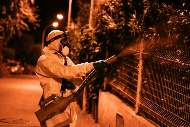 Un agent participe à une opération de lutte contre les moustiques ordonnée par l'ARS Provence-Alpes-Côte d'Azur afin de prévenir la propagation du chikungunya à Nice, dans les Alpes-Maritimes, le 10 octobre 2025 ( AFP / Valery HACHE )