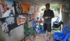 Le professeur de musique Watthanachai Kamngam dans un bunker de la province de Surin, en Thaïlande, le 11 décembre 2025 ( AFP / Lillian SUWANRUMPHA )