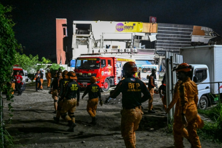 Des équipes d'intervention sur le site d'un bâtiment effondré après un séisme de magnitude 7,8 à General Santos, le 8 juin 2026 aux Philippines ( AFP / Jam STA ROSA )