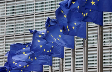 Les drapeaux de l'Union européenne flottent devant le siège de la Commission européenne à Bruxelles.