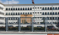 La façade du commissariat de Pistoia, en Italie, où le suspect du meurtre d'un jeune homme dans une mosquée de la ville française de La Grande-Combe s'est rendu à la police italienne, le 28 avril 2025 ( AFP / Federico SCOPPA )