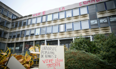 L'entrée bloquée d'un bâtiment de l'Université Rennes 2, le 12 octobre 2026 ( AFP / Loic VENANCE )