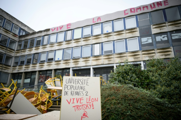 L'entrée bloquée d'un bâtiment de l'Université Rennes 2, le 12 octobre 2026 ( AFP / Loic VENANCE )