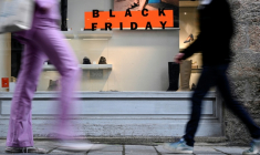 Black Friday, Black Week, Black Month... L'opération commerciale du dernier vendredi de novembre est devenue incontournable en France ( AFP / Damien MEYER )