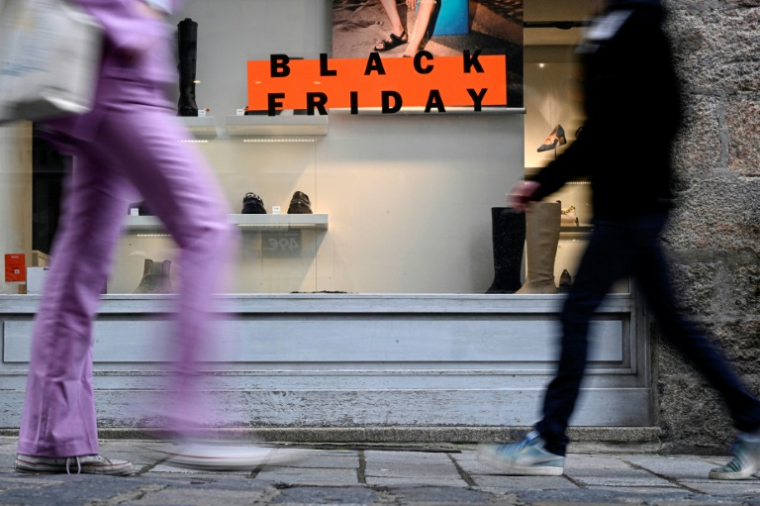 Black Friday, Black Week, Black Month... L'opération commerciale du dernier vendredi de novembre est devenue incontournable en France ( AFP / Damien MEYER )