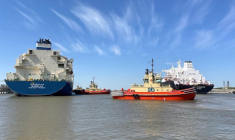 Un méthanier est guidé par des remorqueurs à l'unité d'exportation de GNL de Cheniere Sabine Pass, dans la paroisse de Cameron, en Louisiane