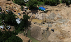 Vue aérienne de dispositifs d'orpaillage illégal le long du fleuve Marowijne, près de Stoelmanseiland, au Suriname, à la frontière avec la Guyane, le 22 juillet 2026 ( AFP / Ranu ABHELAKH )