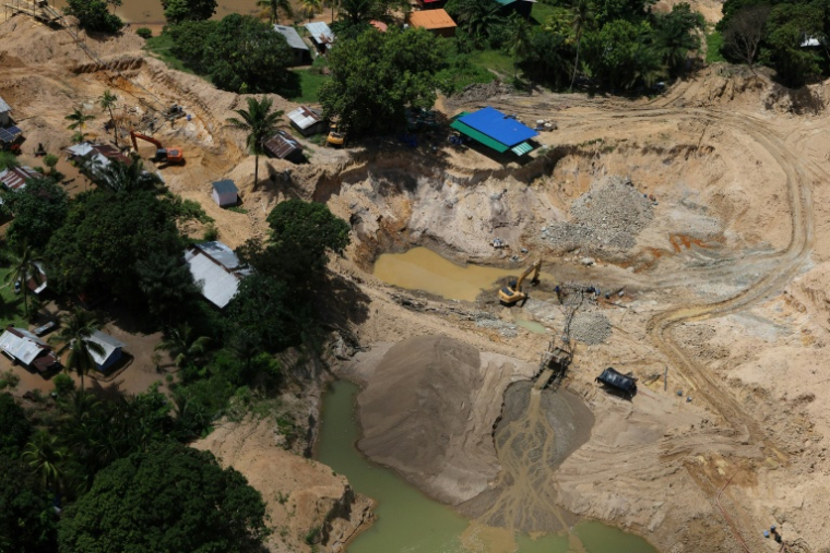Vue aérienne de dispositifs d'orpaillage illégal le long du fleuve Marowijne, près de Stoelmanseiland, au Suriname, à la frontière avec la Guyane, le 22 juillet 2026 ( AFP / Ranu ABHELAKH )