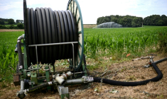 Pas d'agriculture sans eau", martèlent les agriculteurs, au début d'un siècle sous la pression du changement climatique ( AFP / Christophe ARCHAMBAULT )