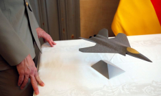 Les ministres de la défense français, allemand et espagnol signent à Paris un contrat portant sur un prototype d'avion de combat de nouvelle génération