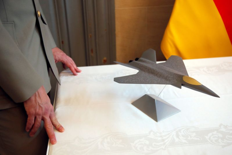 Les ministres de la défense français, allemand et espagnol signent à Paris un contrat portant sur un prototype d'avion de combat de nouvelle génération