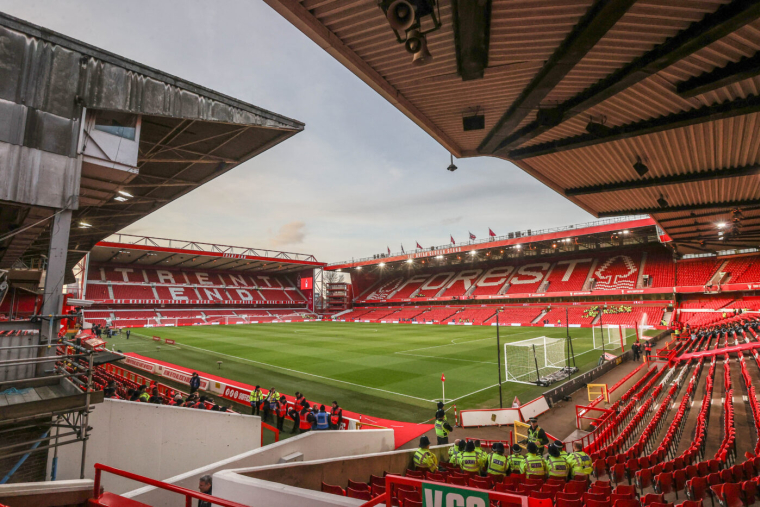Une actrice porno déplore avoir été interdite de stade par Nottingham Forest