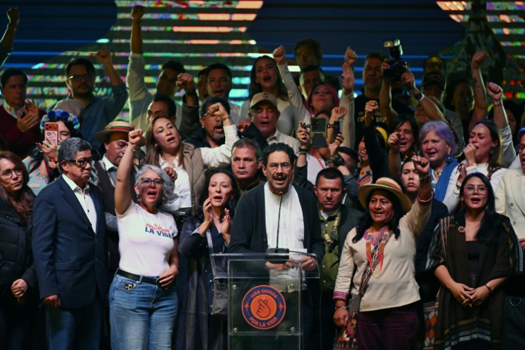 Le candidat à la présidence de la Colombie pour le parti au pouvoir Pacto Historico, Ivan Cepeda (au centre) s'exprime après les premiers résultats du second tour de l'élection présidentielle à Bogota, le 21 juin 2026 ( AFP / Raul ARBOLEDA )