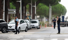 La police française monte la garde après que des voitures ont été incendiées devant la synagogue de la ville, à La Grande-Motte
