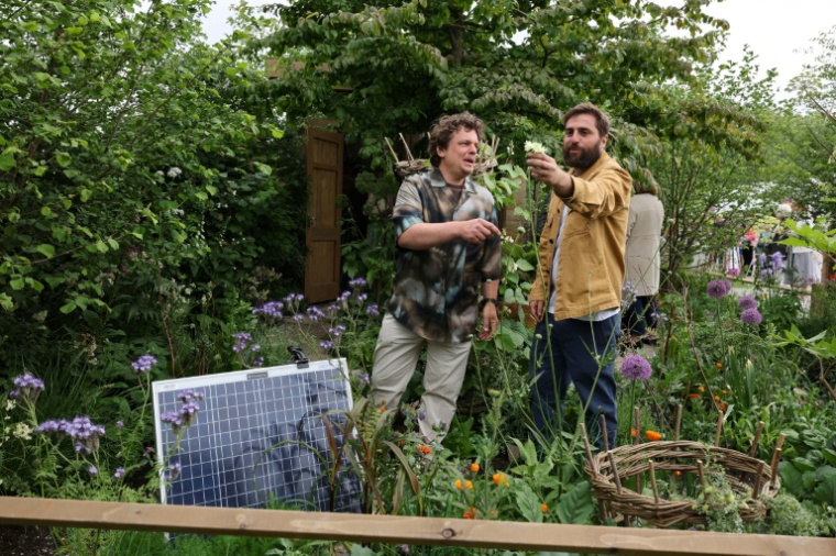 Matt Butler (à droite) et Josh Parker posent dans leur jardin du futur, lors du Chelsea Flower Show à Londres, le 19 mai 2025 ( AFP / Adrian Dennis )