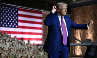 Le président américain Donald Trump s'adressent aux militaires américains à la base d'al-Udeid, le 15 mai 2025 au sud-ouest de Doha, au Qatar ( AFP / Brendan SMIALOWSKI )