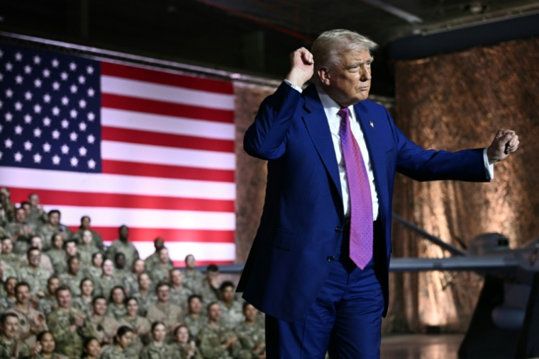 Le président américain Donald Trump s'adressent aux militaires américains à la base d'al-Udeid, le 15 mai 2025 au sud-ouest de Doha, au Qatar ( AFP / Brendan SMIALOWSKI )