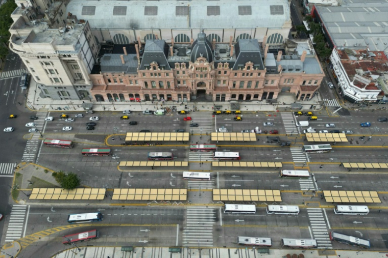 Vue aérienne de la station de métro  Constitution, à Buenos Aires, fermée lors d'une grève de 24 heures dans les transports sauf les bus, le 10 avril 2025 ( AFP / JUAN MABROMATA )