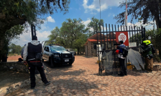 Un véhicule de patrouille de police sur le site archéologique de Teotihuacan après une fusillade survenue à Teotihuacan, dans l'État de Mexico, le 20 avril 2026 ( AFP / Valentina ALPIDE )