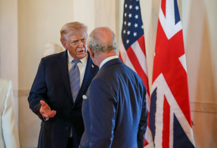 Le président américain Donald Trump (g) et le roi Charles III avant de prendre le thé dans le salon vert de la Maison Blanche, le 27 avril 2026 à Washington ( POOL / Suzanne Plunkett )