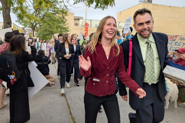 Eva Lighthiser (2e à partir de la droite), principale plaignante dans l'affaire Lighthiser contre Trump, avec son avocat Mat dos Santos alors qu'ils arrivent au tribunal Russell Smith de Missoula (Montana, nord-ouest des Etats-Unis), le 16 septembre 2025 ( AFP / Issam AHMED )