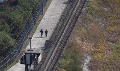 Des soldats sud-coréens patrouillent le long de la Zone démilitarisée (DMZ) à Paju, au nord de Séoul, le 20 octobre 2026 ( AFP / Jung Yeon-je )