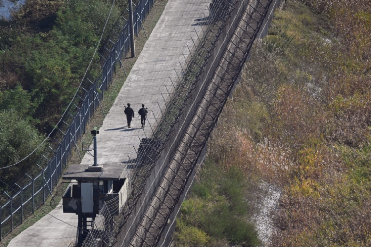 Des soldats sud-coréens patrouillent le long de la Zone démilitarisée (DMZ) à Paju, au nord de Séoul, le 20 octobre 2026 ( AFP / Jung Yeon-je )