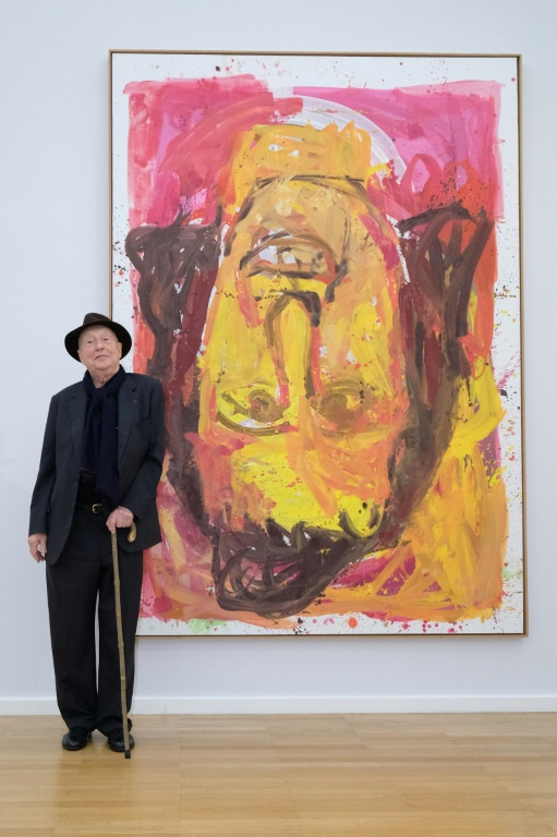 L'artiste allemand Georg Baselitz à côté de son tableau "Schwester Rosi III" de 1995 lors de son exposition à Chemnitz, dans l'est de l'Allemagne, le 16 avril 2018 ( dpa / Sebastian Willnow )