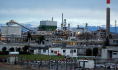 Vue générale des usines du champ de Lacq