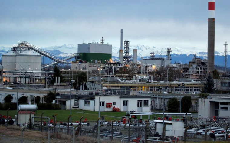 Vue générale des usines du champ de Lacq