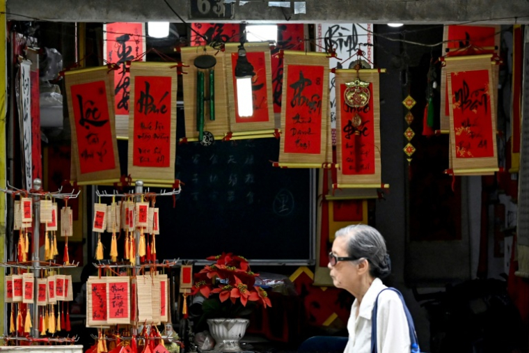 Un magasin de calligraphie à Hanoi, le 19 mai 2025 au Vietnam ( AFP / Nhac NGUYEN )
