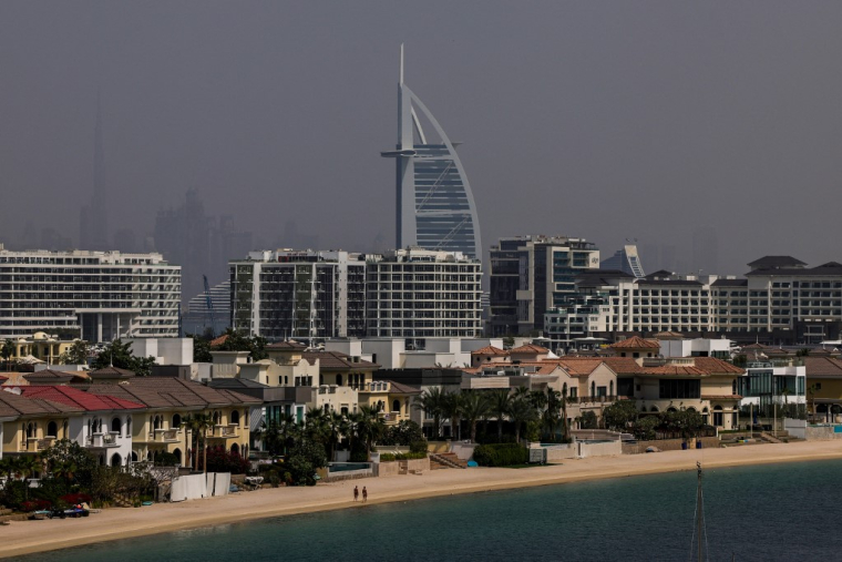 La plage vide de Palm Jumeirah à Dubaï ce lundi 2 mars 2026. ( AFP / FADEL SENNA )