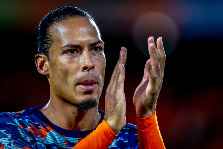 Virgil van Dijk inaugure une tribune à son nom